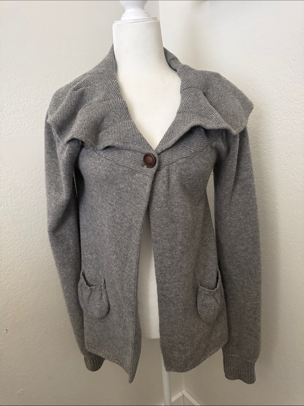 100% cashmere Button-Front Gray Knit Cardigan with Shawl Collar